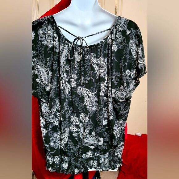 #159 Apt 9 Black with white floral Top Size:1x - Picture 2 of 8